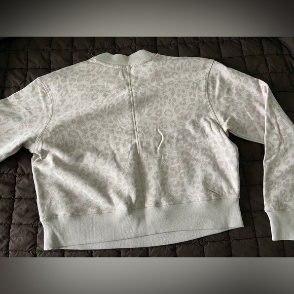 Light pink leopard cropped sweatshirt - Picture 4 of 4